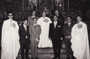 Hermanos de las Hermandades fernandinas de Madrid y Sevilla, en la Capilla de la Virgen de la Antigua, 1967.